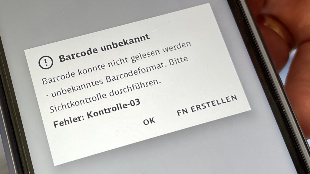 Text auf einem Handy:
"Barcode unbekannt
Barcode konnte nicht gelesen werden - unbekanntes Barcodeformat. Bitte Sichtkontrolle durchführen. Fehler: Kontrolle-03
OK
FN ERSTELLEN"